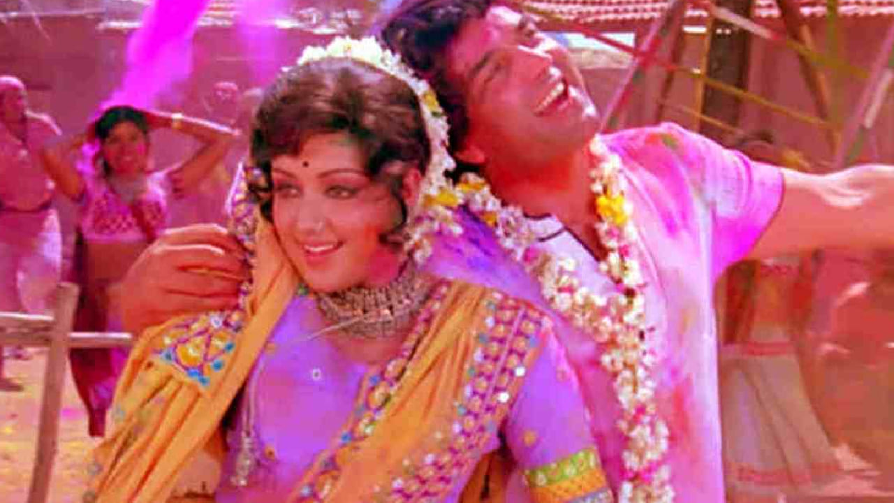 गाण्यात गावातील सर्व लोक रंगांमध्ये न्हाऊन निघालेले दिसतात. जय आणि वीरूची धमाल मस्ती, बसंतीची चंचल अदा आणि संपूर्ण गावाचा उत्साह पाहण्यासारखा असतो.