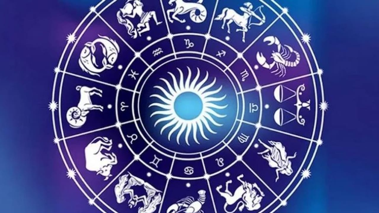 धुलिवंदनाच्या दिवशी म्हणजेच 3 मार्च रोजी चंद्रग्रहण लागणार आहे. त्यामुळे या सणाच्या दिवशीच चंद्रग्रहण लागल्याने काही राशींवर त्याचा सकारात्मक तर काही राशींवर नकारात्मक प्रभाव पडणार आहे. या काळात नेमकी काय खबरदारी घ्यावी, तसेच कोणकोणत्या राशींचे नशीब फळफळण्याची शक्यता आहे, ते जाणून घेऊ या..