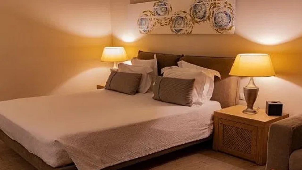हॉटेलमध्ये कपल म्हणून जाणार आहात? मग रुममध्ये प्रवेश करताच सर्वात आधी ही जागा चेक करा, हॉटेल कर्मचाऱ्याने सांगितलं काळं सत्य हॉटेलमध्ये कपल म्हणून जाणार आहात? मग रुममध्ये प्रवेश करताच सर्वात आधी ही जागा चेक करा, हॉटेल कर्मचाऱ्याने सांगितलं काळं सत्य