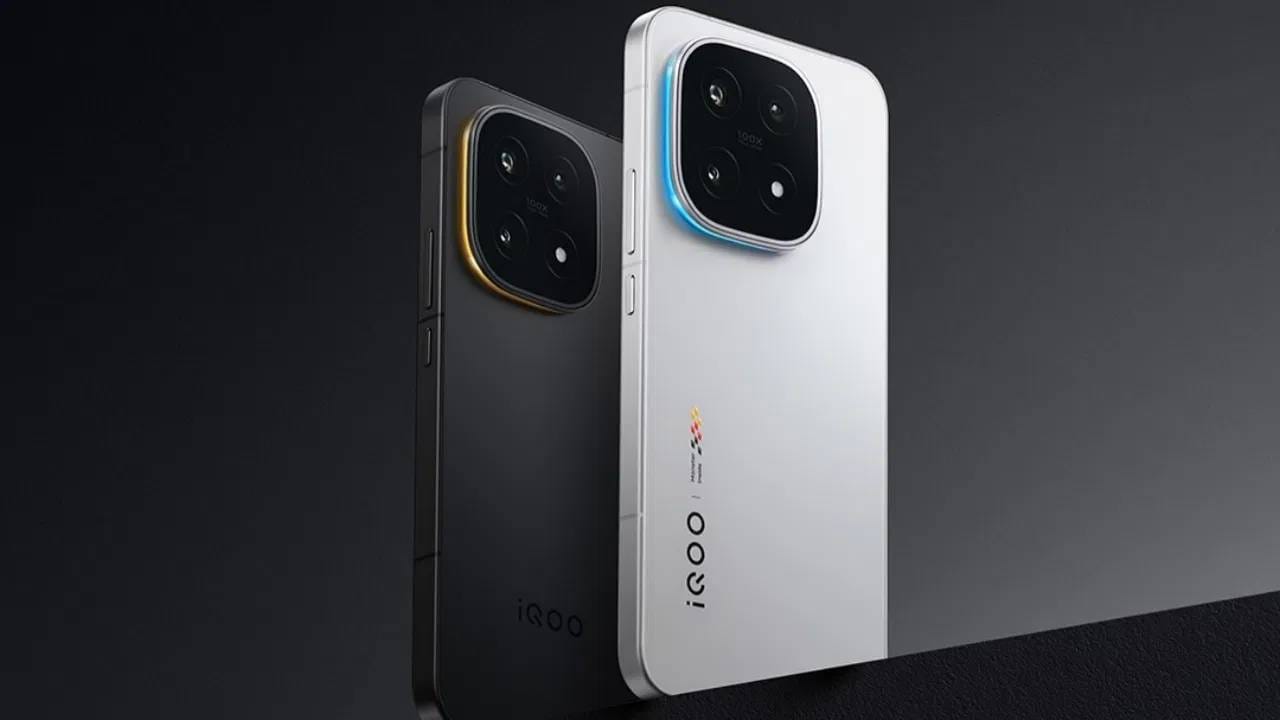 ​iQOO 15 Price in India : या फोन मध्ये Snapdragon 8 Elite Gen 5 प्रोसेसर मिळतो. पावरफुल चिपसेट असलेल्या या फोनची किंमत 72998 रुपये आहे. या किमतीत  12 जीबी रॅम आणि 256 जीबी स्टोरेज वेरिएंट मिळतो. या डिवाइस मध्ये 6.85 इंच AMOLED डिस्प्ले, 144 हर्ट्ज रिफ्रेश रेट, 50 मेगापिक्सल ट्रिपल रियर आणि 32 मेगापिक्सल फ्रंट कॅमेरा मिळतो. 7000 एमएएच बॅटरी फोनला दिली आहे. (फोटो- आईकू)