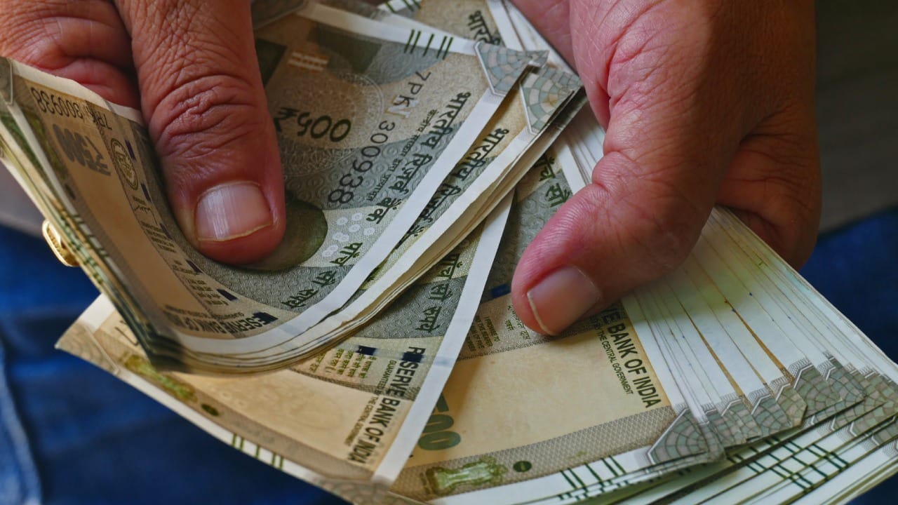 त्यामुळे यापुढे रंगाचा डाग लागला म्हणून नोट कचऱ्यात फेकू नका. RBI च्या या नियमांमुळे तुमचे आर्थिक नुकसान टळू शकते.