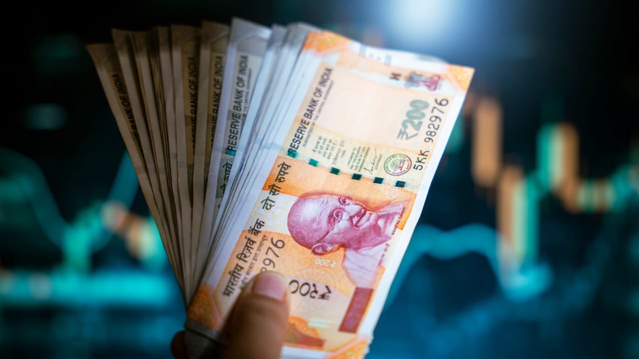 वाळल्यानंतर नोटेची स्थिती चांगली असेल, तर ती व्यवहारात वापरता येते. मात्र, पाणी आणि रंगांमुळे नोटा अतिशय खराब झाल्या असतील, तर बँकेच्या शाखेत जाऊन त्या बदलून घेणे हाच सर्वोत्तम पर्याय आहे.