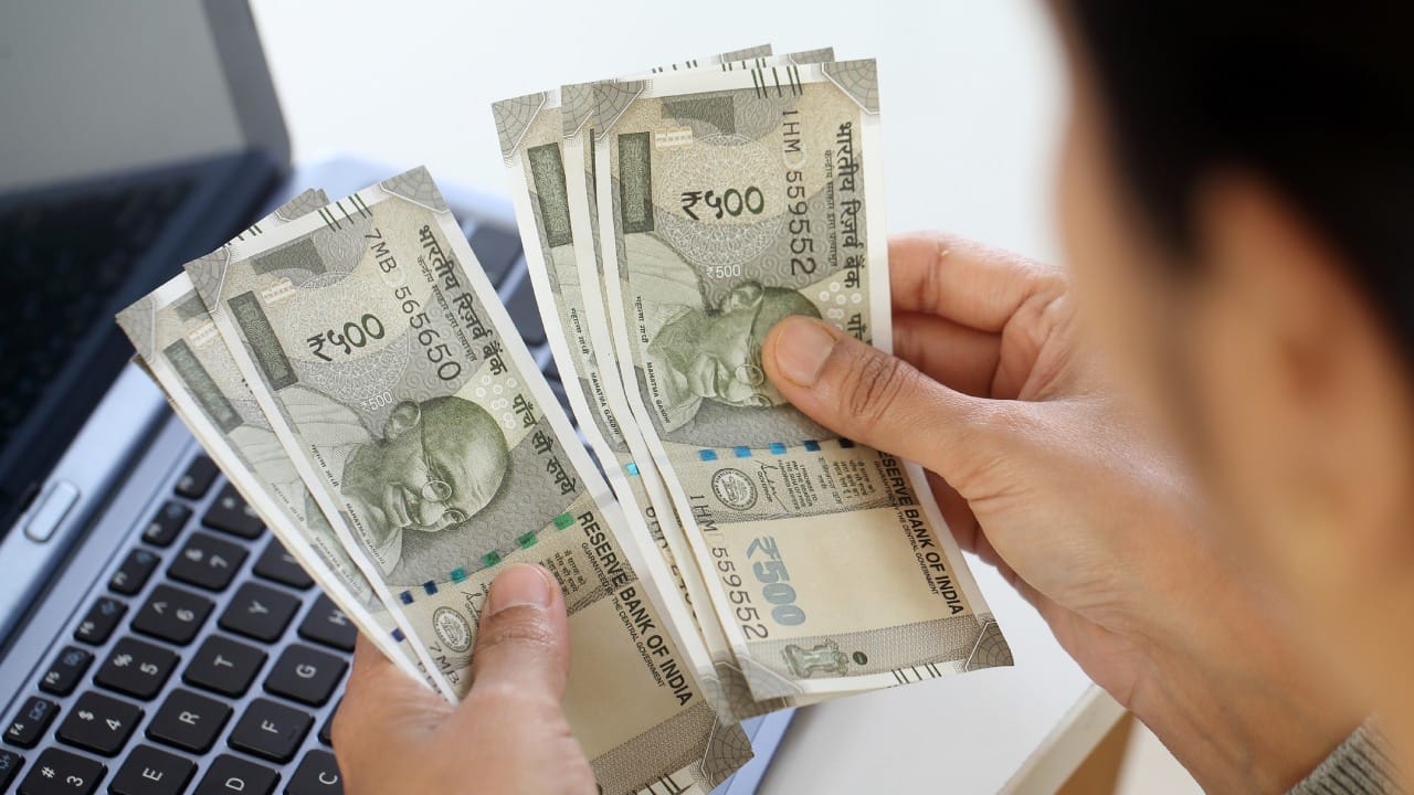 मुद्दाम खराब केलेल्या किंवा त्यावर काही मजकूर लिहिलेल्या नोटांबाबत बँक अधिक सावधगिरी बाळगते. जर नोटा पाण्याने भिजल्या असतील, तर त्या आधी सुरक्षितपणे वाळवाव्यात.