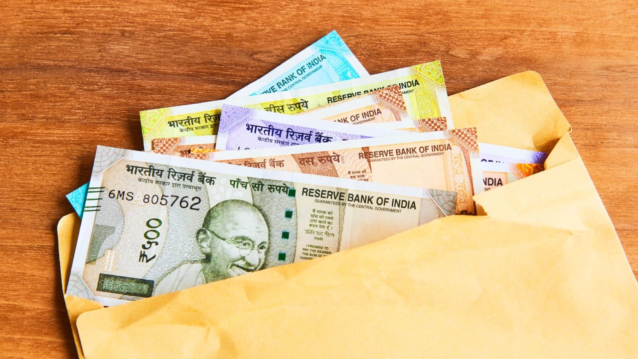 जर एखादी नोट रंगाने जास्तच खराब झाली असेल, तर तुम्ही ती कोणत्याही बँकेत जाऊन बदलू शकता. RBI च्या नियमांनुसार, कोणतीही बँक अशा नोटा स्वीकारण्यास नकार देऊ शकत नाही. ग्राहक कोणत्याही अतिरिक्त शुल्काशिवाय या नोटा बँकेतून बदलून घेऊ शकतात.