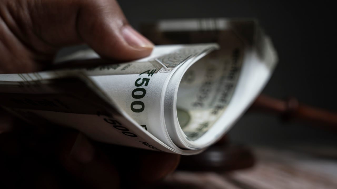 यावर रिझर्व्ह बँकेचे (RBI) नियम नेमके काय आहेत, याची आपण सविस्तर माहिती घेणार आहोत. जर होळी खेळताना रंगामुळे नोटा खराब झाल्या असतील तर ती नोट अजिबात अवैध ठरत नाही. 