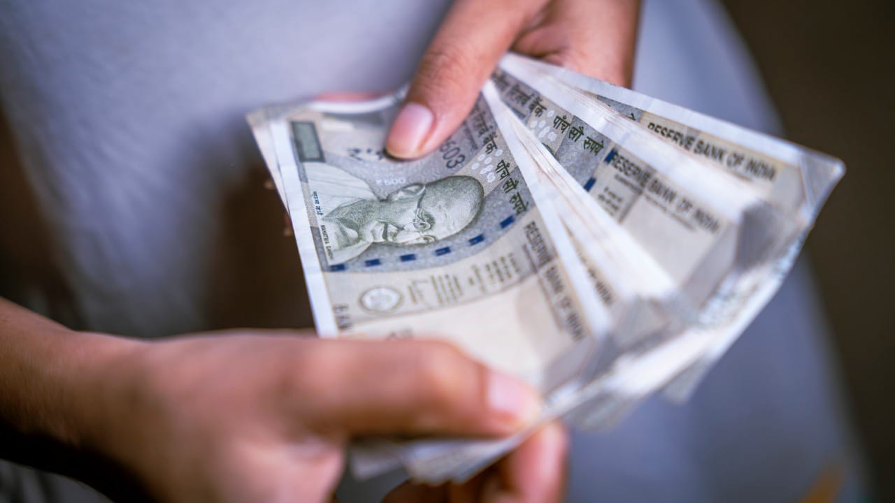 अवघ्या दोन दिवसांपूर्वी मोठ्या उत्साहात देशभरात होळी साजरी करण्यात आले. मात्र अनेकदा रंग खेळताना आपल्या खिशात असलेल्या नोटांनाही रंग लागतो. कधी कधी त्या ओल्या होतात. मग या अशा नोटा बाजारात चालतील का? असा प्रश्न अनेकांना पडतो.