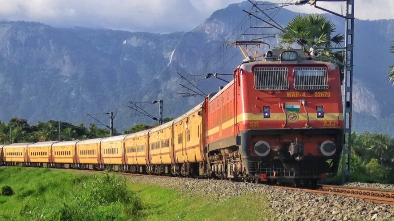 रेल्वे प्रवाशांना झटका, तिकीट कॅन्सल केल्यास खिशाला बसणार मोठा फटका; किती पैसे कापले जाणार? रेल्वे प्रवाशांना झटका, तिकीट कॅन्सल केल्यास खिशाला बसणार मोठा फटका; किती पैसे कापले जाणार?