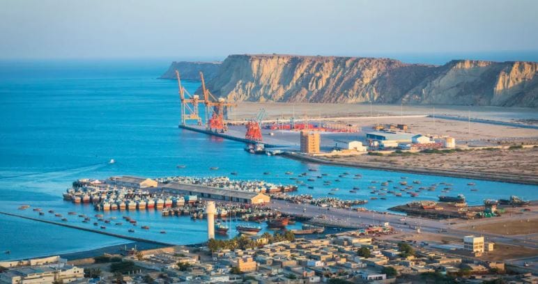 अमेरिका-इस्त्रायल आणि इराण यांच्यातील युद्धामुळे भारताला प्रचंड फटका बसतो आहे. भारतात कच्च्या तेलाचा तुटवडा निर्माण झाला आहे. सोबतच भारतात नैसर्गिक वायूचाही मोठा तुटवडा निर्माण झाला असून अनेक घरगुती गॅस सिलिंडरचा भाव वाढला आहे. 