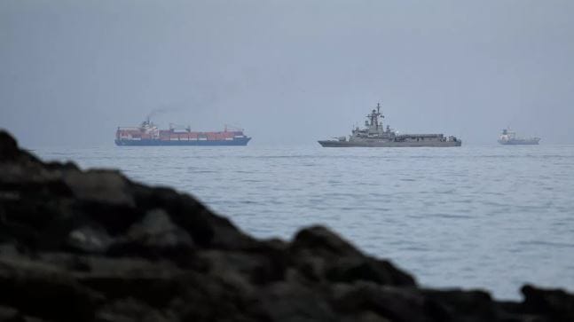 सध्याचा इंधन तुटवडा आणि भारतावर निर्माण झालेले उर्जासंकट लक्षात घेता युद्ध सुरूच राहिले तर परिस्थिती फारच बिकट होण्याची शक्यता व्यक्त केली जात आहे. सध्या पर्शियन आखातात भारताची 22 मोठी जहाजे अडकून पडलेली आहेत. इराणने होर्मुझच्या सामुद्रधुनीतून जाण्यास परवानगी दिल्यास ही सर्व 22 जहाजे भारतात इंधन घेऊन येऊ शकतात. 