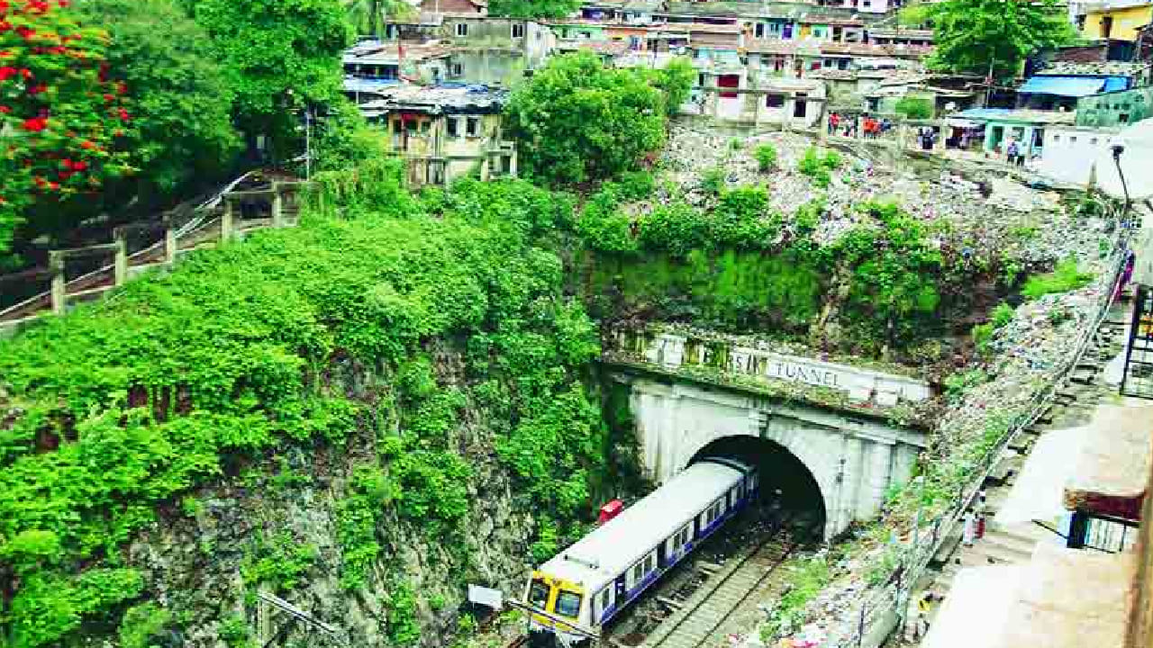 या बोगद्याचे बांधकाम 1906 साली सुरू झाले आणि जवळपास 1916 साली पूर्ण झाले. हा बोगदा कळवा आणि मुंब्रा या भागांना जोडतो. त्या काळात हा बोगदा आधुनिक अभियांत्रिकीचे उत्कृष्ट उदाहरण मानला जात होता. भारतीय रेल्वेच्या इतिहासातही त्याला विशेष महत्त्व आहे.