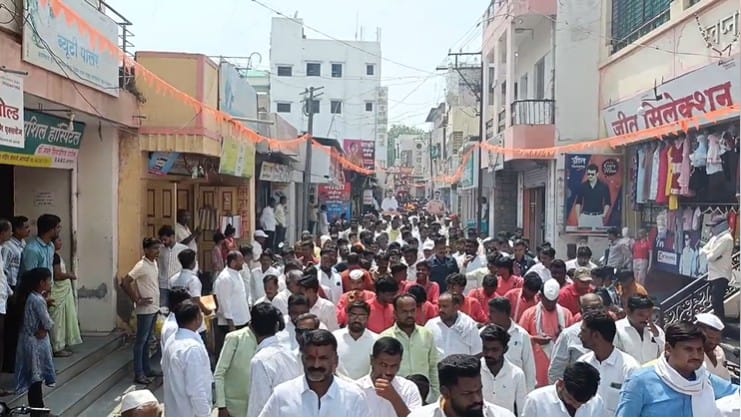 प्रशासकीय सेवेत काम करण्याचे स्वप्नं अनेकांचे असते. यासाठी युपीएससी परीक्षेसाठी साधारण नऊ हजार विद्यार्थी या परिक्षेसाठी बसतात. त्यातील ९०० विद्यार्थी उत्तीर्ण होतात. 