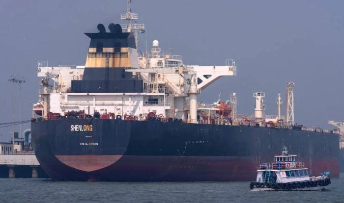 अमेरिका-इस्रायल आणि इराण यांच्यातील युद्धामुळे संपूर्ण जगाला फटका बसला आहे. इराणने होर्मुझची सामुद्रधुनी बंद केल्याने इंधन पुरवठा करणारी जहाजे ओमानचे आखात आणि पर्शियन आखातात अडकून पडली आहेत.