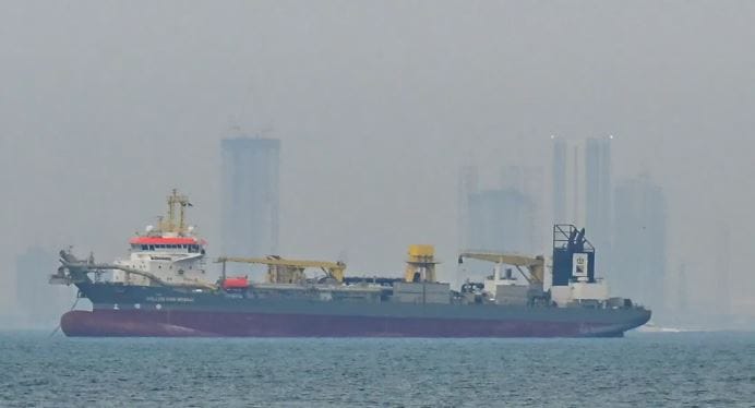 भारतासह, रशिया, पाकिस्तान, इराक या देशांनाही इराणने होर्मुझच्या सामुद्रधुनीतून जाण्यास परवानगी दिली आहे. दरम्यान दुसरीकडे अमेरिकेने युद्धविरासाठी दिलेला प्रस्ताव इराणने फेटाळला आहे. त्यामुळे अमेरिका नेमकं काय करणार? याकडे सर्वांचेच लक्ष लागले आहे.    