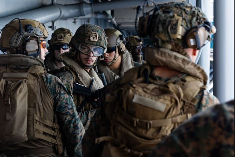 अमेरिका-इस्रायल आणि इराण यांच्यातील युद्धाला आता एक महिना झाला आहे. इराण आणि अमेरिका यांच्यात हे युद्ध थांबवण्यासाठी चर्चा सुरू आहे. परंतु त्यातून अद्याप कोणताही ठोस पर्याय समोर आलेला नाही. असे असतानाच आता अमेरिकेने इराणविरोधात सर्वात मोठे पाउल उचलले आहे. (फोटो क्रेडिट- एक्स, @CENTCOM)