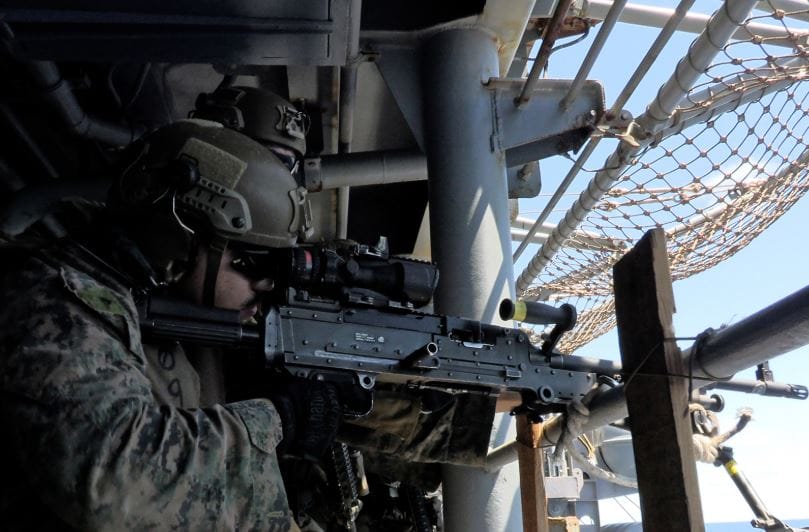 मिळालेल्या माहितीनुसार आता अमेरिकेची यूएसएस त्रिपोली नावाची युद्धनौका पश्चिमी आखातात पोहोचली आहे. या युद्धनौकेवर तब्बल 3500 सैनिक आहेत. सोबतच या लढाऊ जहाजावर काही लढाऊ विमानंही आहेत. त्यामुळे अमेरिकेच्या मनात नेमकं काय आहे, असं विचारलं जातंय. (फोटो क्रेडिट- एक्स, @CENTCOM)