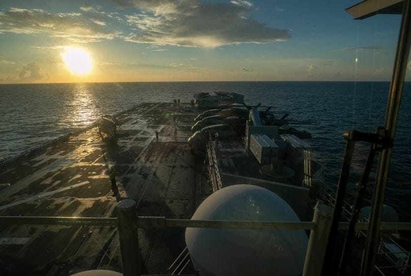 द वॉशिंग्टन पोस्टच्या वृत्तानुसार अमेरिकेला इराणमध्ये ग्राऊंड ऑपरेशन पार पाडायचे आहे. ही मोहीन पुढच्या कित्येक आठवडे चालू शकते. त्यामुळेच हे सैनिक तिकडे पाठवण्यात आले आहेत. ग्राऊंट ऑपरेशन करण्याचा आमचा कोणताही हेतू नाहीये, असे अमेरिकेचे राष्ट्राध्यक्ष डोनाल्ड ट्रम्प सातत्याने सांगत आले आहेत. (फोटो क्रेडिट- एक्स, @CENTCOM)