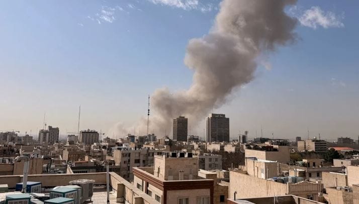 चार्ल्स डी गॉल ही युद्धनौका एअर विंग (राफेल फआयटर जेट) जेट तसेच एस्कॉर्ट फ्रिगेट्स यांच्यासह रवाना होणार आहे, असे मॅक्रॉन यांनी सांगितले आहे. सोमवारी ब्रिटिश हवाई तळावरही हल्ला करण्यात आला आहे. याचाही उल्लेख मॅक्रॉन यांनी केला आहे. सायप्रस हा युरोपीय संघाचा सदस्य देश आहे. (फोटो क्रेडिट- पीटीआय)