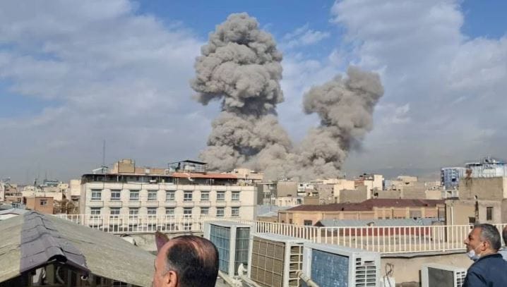 आम्ही या देशासोबत धोरणात्मक भागिदारी करण्यासाठी करार केला आहे. या देशाला आमचे समर्थन हवे आहे. त्यामुळेच आम्ही सायप्रसच्या समुद्रकिनारीहीदेखील अतिरिक्त एअर डिफेन्स असेट्स पाठवले आहेत, असेही त्यांनी सांगितले आहे. दरम्यान, मॅक्रॉन यांच्या घोषणेनंतर पुढे काय होणार, हे पाहणे महत्त्वाचे ठरणार आहे. (फोटो क्रेडिट- पीटीआय)