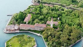 असं एक बेट जिथे जगभरातून महिला या फक्त शरीर सुखासाठीच येतात.