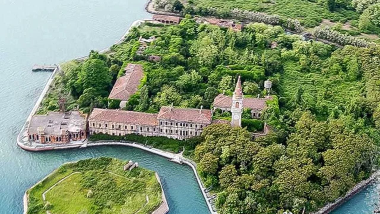 असं एक बेट जिथे जगभरातून महिला या फक्त शरीर सुखासाठीच येतात, संख्या वाढल्यानं सरकारही हैराण, कारण काय? असं एक बेट जिथे जगभरातून महिला या फक्त शरीर सुखासाठीच येतात, संख्या वाढल्यानं सरकारही हैराण, कारण काय?