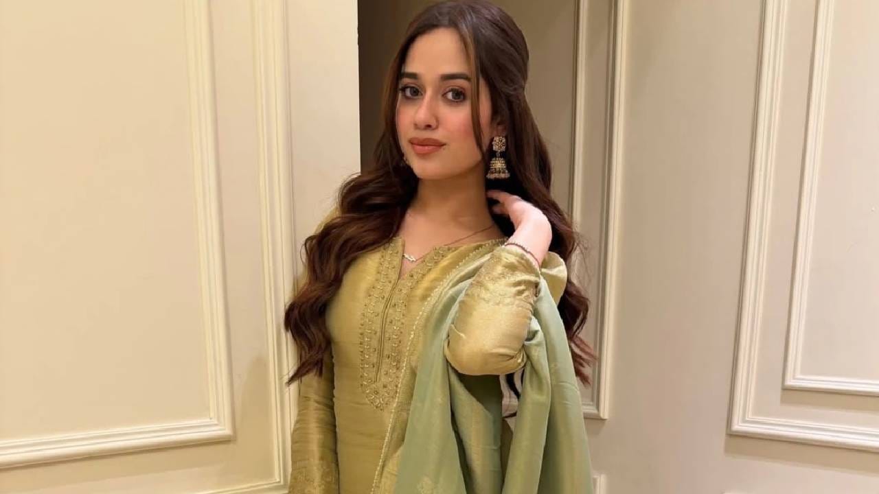 जन्नत झुबैर ही टेलिव्हिजन इंडस्ट्रीतील सर्वाधिक कमाई करणारी कमी वयातली अभिनेत्री आहे. सोशल मीडियावर तिचा खूप मोठा चाहतावर्ग आहे. चाइल्ड आर्टिस्ट म्हणूनही तिने बऱ्याच मालिकांमध्ये काम केलंय. अवघ्यात 23 व्या वर्षी ती लाफ्टर शेफमधून तगडी कमाई करतेय. एका एपिसोडसाठी तिला दोन लाख रुपये मिळत आहेत.
