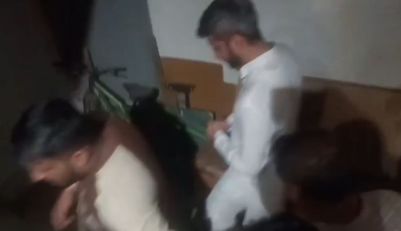 दिवंगत नेते अजित पवार यांचे पुत्र जय पवार यांनी आज पिंकी माळी यांच्या कुटुंबीयांची भेट घेतली. अजित पवार यांच्या अपघात झालेल्या विमानात पिंकी माळी या फ्लाईट अटेंडंट होत्या. अजितदादांच्या विमानाचा अपघात झाल्यानंतर पिंकी माळी यांचादेखील त्यात मृत्यू झाला. 