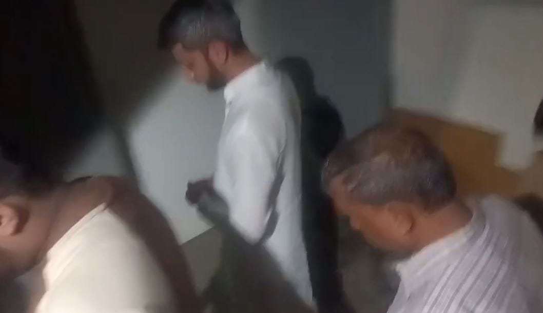 दरम्यान, जय पवार यांनी अजितदादांच्या विमान अपघाताचा प्राथमिक चौकशी अहवाल समोर आल्यानंतर त्यावर असमाधान व्यक्त केले होते. मी या अहवालावर असमाधानी आहे, असे ते म्हणाले होते. दरम्यान आता त्यांनी पिंकी माळी यांच्या कुटुंबीयांची भेट घेतली. 