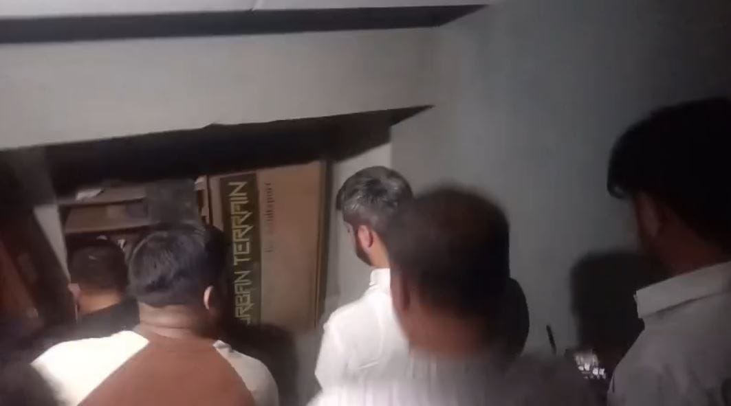 ते लिफ्टमधून खाली येत होते. परंतु अचानकपणे लिफ्टमध्ये वेगळा आवाज झाला. त्यामुळे त्यांनी लिफ्टमधून लगेच बाहेर पडण्याचा निर्णय घेतला. तसेच ते संपूर्ण इमारतीवरून पायऱ्यांनी खाली आले. इमारतीचे संपूर्ण 18 मजले ते पायऱ्यांवरून खाली आले. 