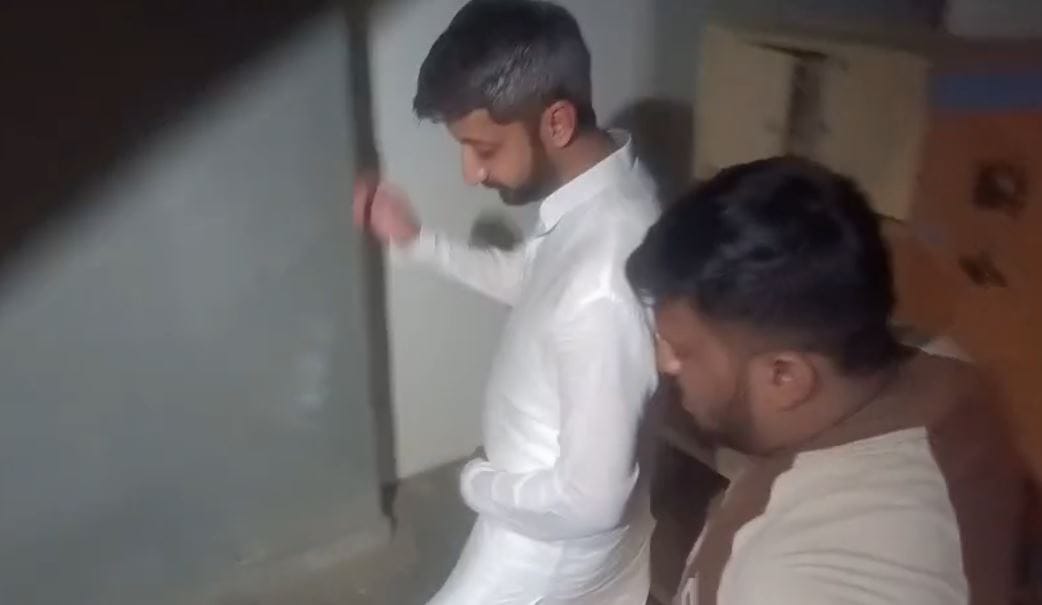 पिंकी माळीच्या कुटुंबीयांची भेट घेतल्यानंतर जय पवार 18 मजल्यांच्या पायऱ्या उतरून खाली आले. लिफ्टमध्ये आवाज आल्याने सुरक्षेच्या कारणास्तव त्यांनी लिफ्टचा वापर टाळला आणि ते पायऱ्यांनी खाली उतरले. 