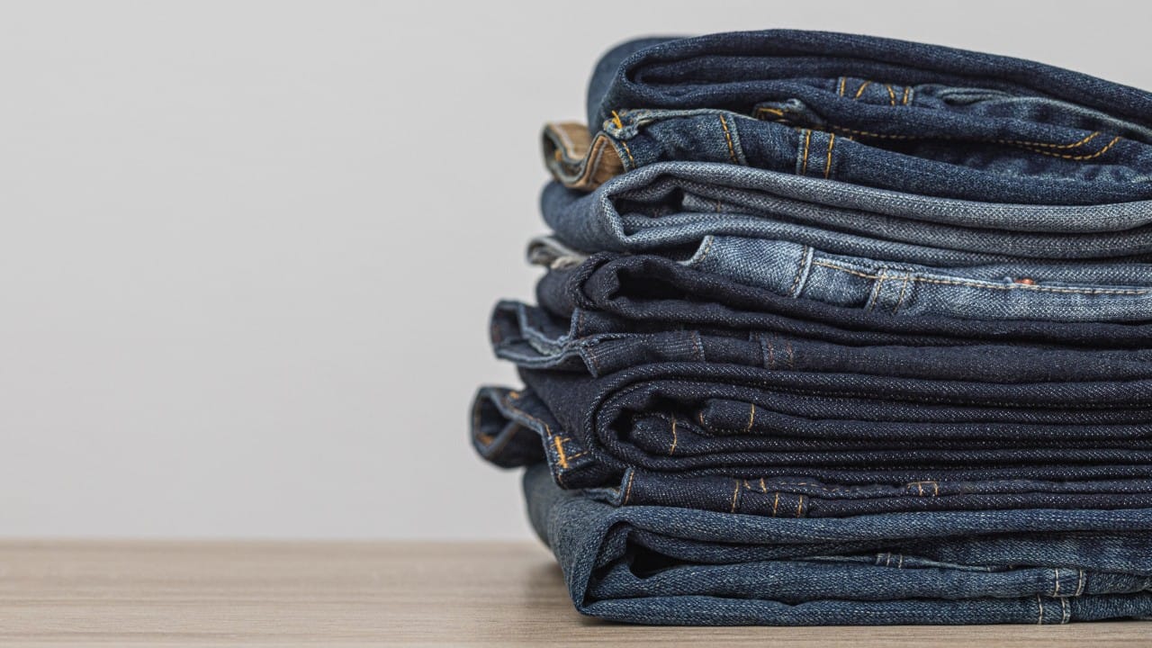 जर तुम्ही ती आठवड्यातून ४-५ दिवस वापरत असाल, तर दीड वर्षाने ती बदलणे तांत्रिकदृष्ट्या योग्य ठरते. जिन्स नेहमी उलटी करून धुवा. ते धुण्यासाठी गरम पाण्याचा वापर टाळा, कारण यामुळे कापड लवकर आकसते आणि पातळ होते. मशीन ड्रायरपेक्षा नैसर्गिक हवेत जिन्स वाळवणे उत्तम ठरते.