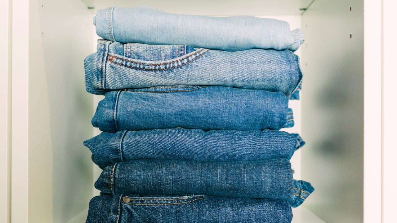 खूप जुनी झालेली जिन्स धुवून-धुवून कडक होते. तिचे काठ टोचू लागतात. जर जिन्स घातल्यावर तुमच्या त्वचेला खाज येत असेल किंवा लाल चट्टे पडत असतील, तर ते कापड आता वापरण्यायोग्य राहिलेले नाही, हे समजून घ्या.