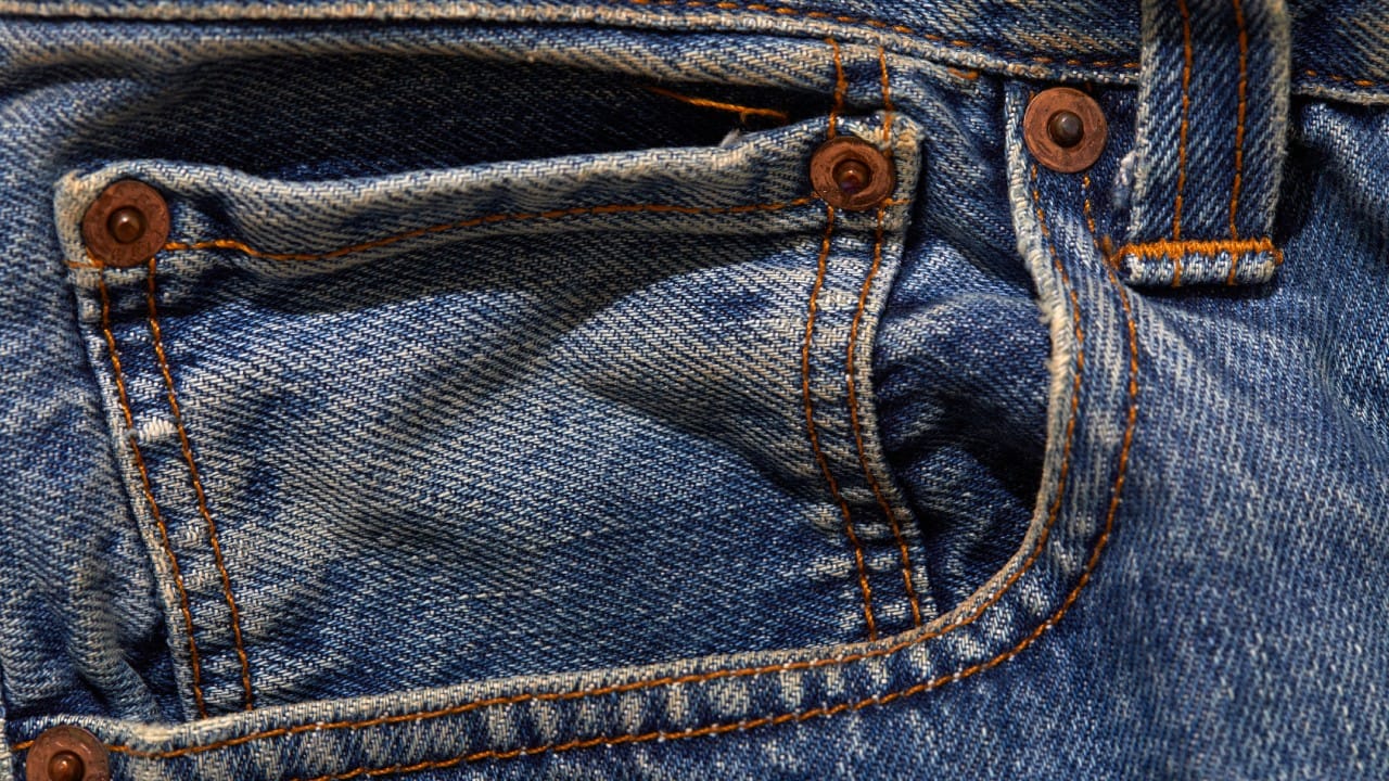 डेनिम हे जाड कापड असल्याने ते आर्द्रता (Moisture) शोषून घेते. जर तुमची जिन्स धुतल्यानंतर त्यातून दुर्गंधी येत असेल तर त्यातील धाग्यांमध्ये बॅक्टेरिया किंवा बुरशी साचलेली असू शकते. यामुळे तुम्हाला त्वचेचा संसर्ग होऊ शकतो.