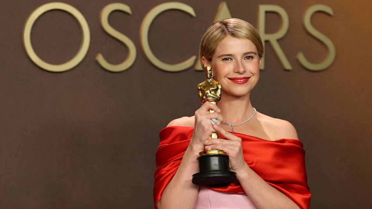 या वर्षी ग्रॅमी अवॉर्ड्समध्ये डोनाल्ड ट्रम्पच्या इमिग्रंट पॉलिसीजचा विरोध आणि गोल्डन ग्लोब्समध्ये फिलिस्तीनला सपोर्ट करण्याचे संदेश ऐकायला मिळाले. पण ऑस्कर २०२६ मध्ये अवॉर्ड जिंकणाऱ्या एका अभिनेत्रीचे भाषण चर्चेत आहे. कारण तिने मदरहूडच्या भावनांबद्दल वक्तव्य केले आणि आपल्या पतीची प्रशंसा केली.