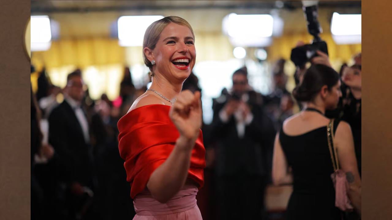 आयरिश चित्रपट 'हॅमनेट' साठी ऑस्कर्स २०२६ मध्ये एक्ट्रेस जेसी बकली यांना बेस्ट एक्ट्रेसचा अवॉर्ड देण्यात आला. या चित्रपटात त्यांनी शेक्सपियरच्या पत्नीची भूमिका साकारली आहे, जी प्लेगमध्ये आपल्या ११ वर्षांच्या मुलाच्या मृत्यूतून सावरत आहे. बेस्ट एक्ट्रेसच्या ऑस्कर अवॉर्ड साठी नाव जाहीर होताच जेसी आपल्या पतीला मिठी मारून रडू लागल्या. अवॉर्ड घेताना दिलेले भाषण ऑस्कर्स २०२६ चा एक दुर्मिळ क्षण ठरला, जेव्हा एखादी महिला विजेता आपल्या कुटुंब, पती आणि आई होण्याच्या आनंदाबद्दल बोलताना दिसली.