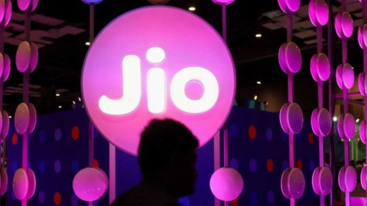 डेटाच्या बाबतीत या प्लानमध्ये एकूण 2 जीबी डेटा मिळतो. मात्र, हा दैनंदिन डेटा प्लान नाही. त्याऐवजी तुम्हाला संपूर्ण वैधता कालावधीत वापरण्यासाठी एकूण 2 जीबी डेटा मिळतो. डेटा अलाउन्स संपल्यानंतर, इंटरनेट स्पीड 64 केबीपीएस पर्यंत कमी होते.