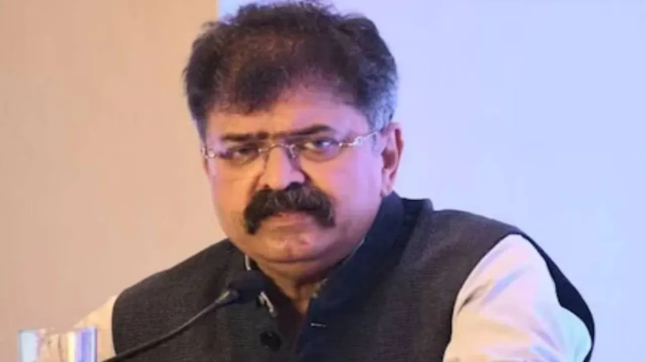 ते पुढे म्हणाले, "नशीब हा खरात आहे, खान असता तर गोंधळ उडाला असता. मी त्याच्या पायात पडणार होतो. हा साधे चिंचुके पॉलिश करून अंगठीमध्ये घालायचा आणि त्याचे १ लाख रुपये घ्यायचा. मी चाकणकर यांच्यावर बोलणार नाही, पण उगाच का काही घडतं? जयंत पाटील, निलेश लंके... सगळ्यांचेच फोटो आहेत." आव्हाड यांनी हे प्रकरण 'एपस्टीन फाइल्स'पेक्षाही मोठे असल्याचे संकेत दिले. खरातच्या फसवणुकीत अनेक प्रभावशाली व्यक्तींचा सहभाग असल्याचे त्यांनी सूचकपणे सांगितले.