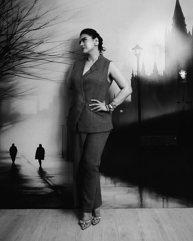 अता देखील काजोल तिच्या हटके अदांमुळे चर्चेत आली आहे. आता सोशल मीडियावर काही फोटो पोस्ट करत अभिनेत्री स्वतःच्या व्यक्तिमत्वाबद्दल मोठं वक्तव्य केलं आहे. चाहत्यांनी देखील अभिनेत्रीच्या पोस्टवर कमेंटचा वर्षाव केला आहे. 