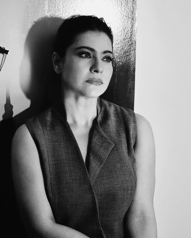 अभिनेत्री काजोल हिला आज कोणत्याच ओळखीची गरज नाही. सोशल मीडियावर अभिनेत्रीचे अनेक फोटो आणि व्हिडीओ व्हायरल होत असतात. आता देखील काजोल हिचे काही फोटो व्हायरल होत आहेत. 