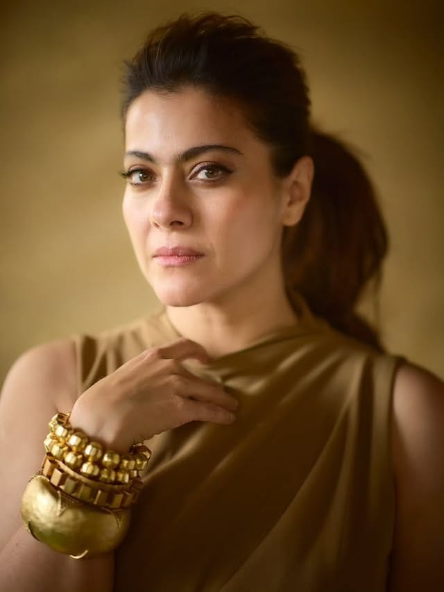 फक्त सोशल मीडियावर नाही तर, सातासमुद्रापार देखील काजोल हिच्या चाहत्यांची संख्या फार मोठी आहे. चाहत्यांच्या संर्कात राहण्यासाठी अभिनेत्री कायम स्वतःचे फोटो आणि व्हिडीओ सोशल मीडियावर पोस्ट करत असते. चाहते देखील अभिनेत्रीच्या फोटोंवर लाईक्स आणि कमेंटचा वर्षाव करत असतात. 