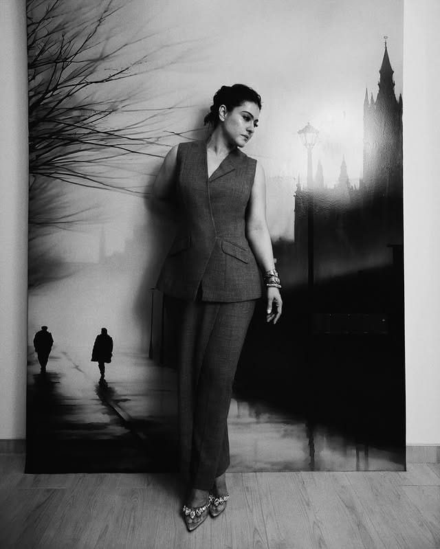 अनेक सिनेमांमध्ये दमदार भूमिका साकारत अभिनेत्री काजोल हिने चाहत्यांच्या मनावर आणि बॉलिवूडवर राज्य केलं. आता काजोल मोठ्या पडद्यापासून दूर असली तरी कायम कोणत्या न कोणत्या कारणामुळे चर्चेत असते. 