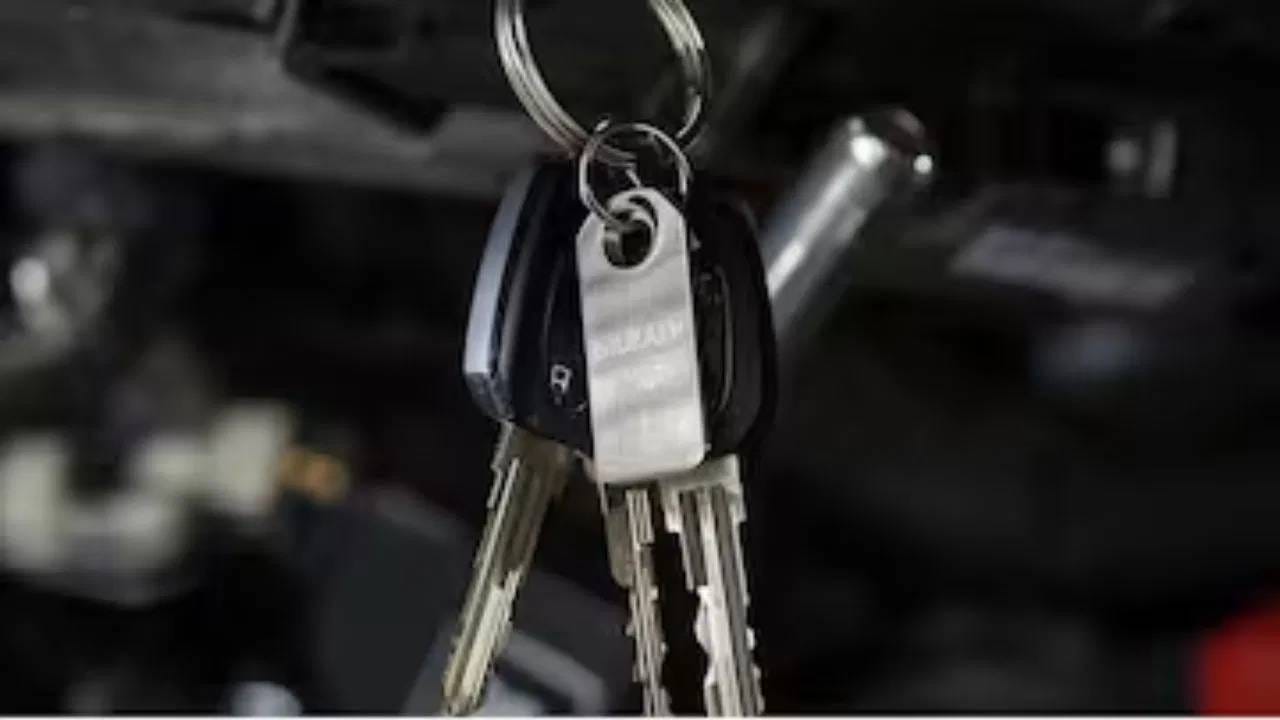 चावीसोबत हा मेटल टॅग का दिला जातो? : एखाद्या कार किंवा बाईकच्या चावीसोबत येणाऱ्या या धातूच्या लहान तुकड्यावर एक अंकीय किंवा अक्षरांकीय कोड लिहिलेला असतो. याला 'की कोड'  म्हणतात. हा कोड म्हणजे तुमच्या वाहनाच्या चावीचा टेक्निकल ओळख क्रमांक असतो.