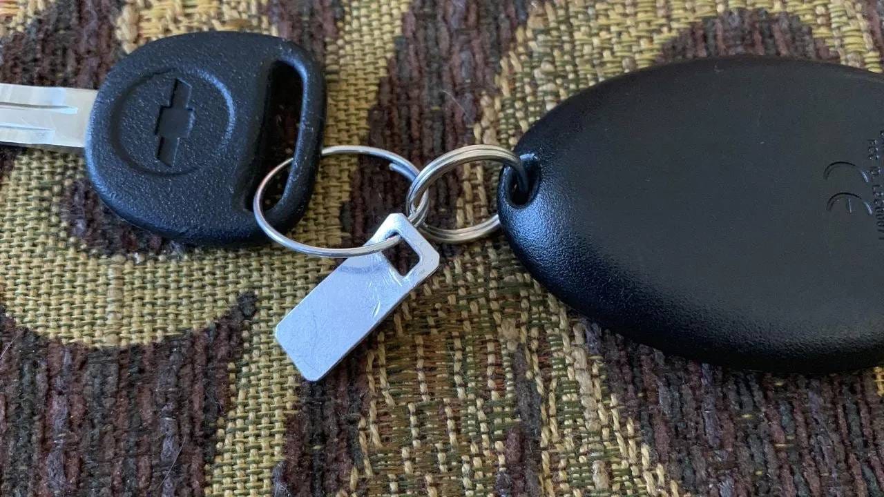 जर तुमच्या वाहनाची मूळ चावी किंवा दोन्ही चाव्या कधी हरवल्या, तर नवीन चावी बनवण्यासाठी हा कोड महत्त्वाचा असतो. पूर्वी, चावी हरवल्यास कुलूप तोडावं लागत असे किंवा संपूर्ण लॉक सिस्टीम बदलावी लागत असे. मात्र, आधुनिक मशीनरीमुळे कंपन्या आता या कोडच्या आधारे आधीसारखी नवीन चावी हुबेहूब बनवू शकतात.