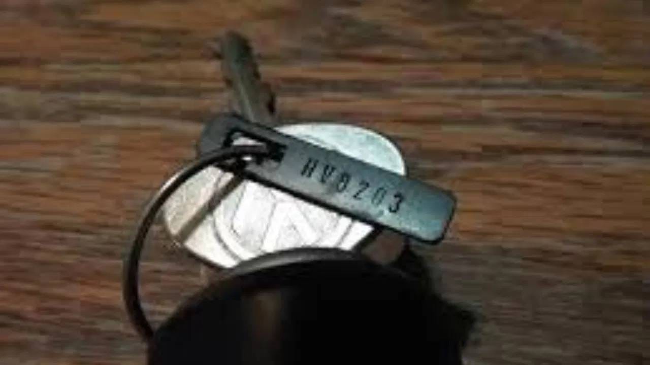 नवीन चावी बनवण्यासाठी हा कोड कसा मदत करतो ?: हा कोड अधिकृत सेवा केंद्रात दाखवल्यावर  तेव्हा तो एका विशेष मशीनमध्ये टाकला जातो. मशीन या कोडच्या आधारे चावी कापण्याचा एक विशिष्ट नमुना तयार करते.