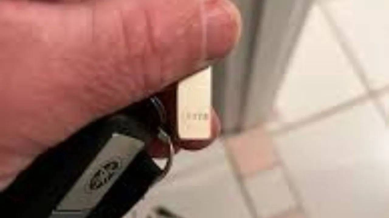 त्यामुळे या प्रक्रियेने बनवलेली नवीन चावी मूळ चावीप्रमाणेच काम करते आणि लॉकमध्ये सहज बसते. मात्र, जर हा कोड उपलब्ध नसेल, तर मेकॅनिकला बराच वेळ लागू शकतो किंवा कधीकधी संपूर्ण लॉक किट बदलावे लागू शकते, जे महागत पडू शकतं.  स्मार्ट की आणि की फॉबच्या युगातही हा टॅग महत्त्वाचा का आहे?: आजकाल अनेक आधुनिक गाड्या स्मार्ट की किंवा की फॉब सिस्टीमसह येतात. या सिस्टीममध्ये इलेक्ट्रॉनिक लॉकिंगसोबत एक छोटी आपत्कालीन चावी देखील समाविष्ट असते.