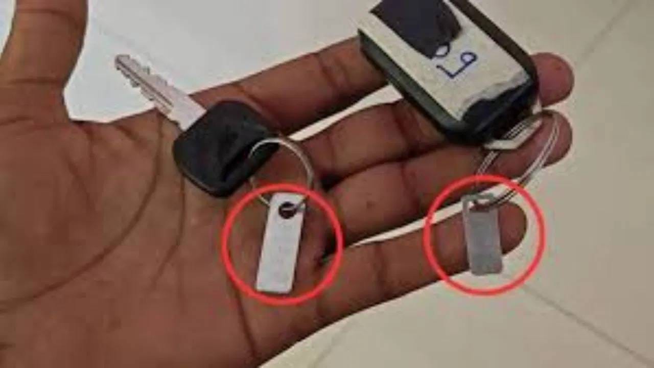 ही चावी कधी हरवली किंवा खराब झाली तर इमर्जन्सीमध्ये नवी चावी तयार करण्यासाठी यावरचा की कोड आवश्यक असतो. एवढंच नव्हे, जर कधी तुमची चावी चोरीला गेली किंवा हरवली, तर हा कोड वापरून सर्व्हिस सेंटर सिस्टीममधून जुन्या चावीचे सिग्नल काढून टाकू शकते आणि नवीन चावीची नोंदणी केली जाऊ शकते. 