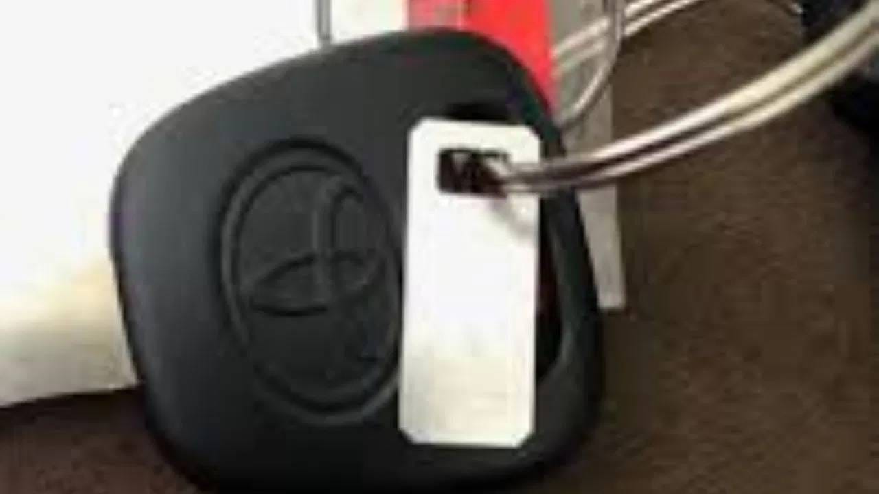 त्यामुळे हा टॅग चावीसोबत लटकवू नका असा सल्ला तज्ञ देतात. हा टॅग आपल्या गाडीच्या कागदपत्रांसोबत सुरक्षित ठिकाणी ठेवणं हाच उत्तम पर्याय आहे.  जर तुम्हाला ते सोबत बाळगायचे नसेल, तर या कोडचा फोटो काढून तुमच्या मोबाईल किंवा ईमेलमध्ये सेव्ह करणे देखील शहाणपणाचं ठरतं. जर हा कोड चुकीच्या व्यक्तीच्या हाती लागला, तर ती व्यक्ती त्याचा वापर करून डुप्लिकेट चावी बनवू शकते. त्यामुळे या लहानशा टॅगकडे दुर्लक्ष करणे ही एक गंभीर चूक ठरू शकते.