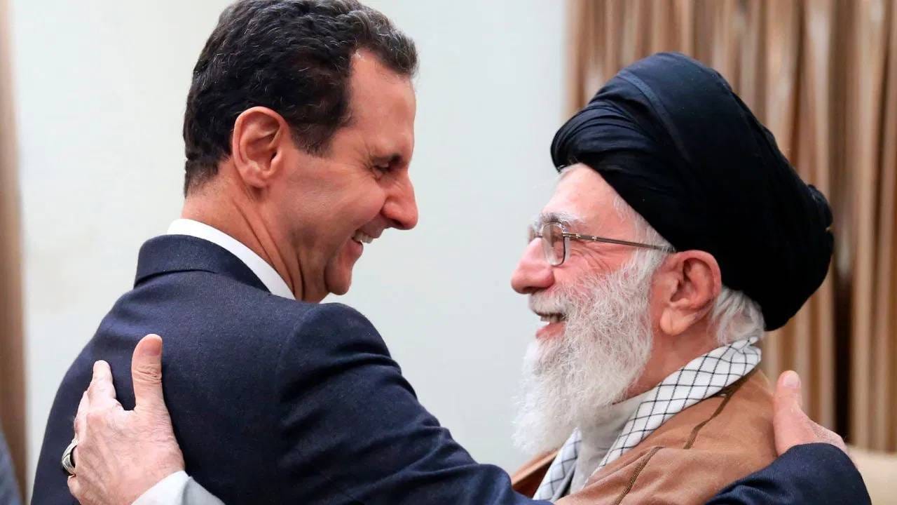 ज्यांच्या क्रांतिकारी विचारांनी त्यांच्यावर खूप प्रभाव पाडला. 1960 पासून शाहविरुद्धच्या निदर्शनांमध्ये सक्रिय असलेले खामेनी यांना अनेक वेळा तुरुंगवास भोगावा लागला.