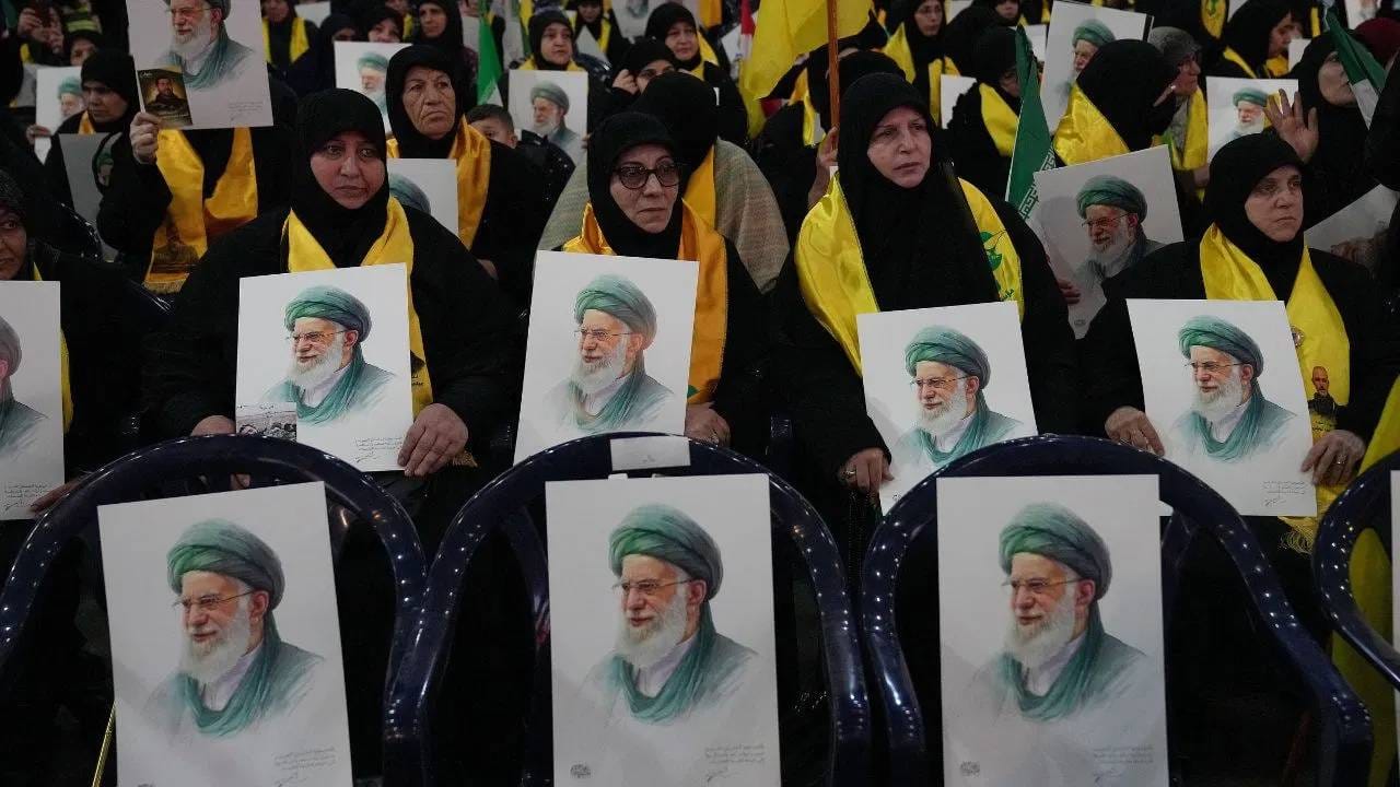 अली खामेनेई यांचा जन्म 19 एप्रिल 1939 रोजी इराणमधील मशहद येथे झाला. हे खोरासान प्रांतातील एक प्रमुख शिया शहर आहे, जिथे इमाम रझा यांचे दर्गा आहे.