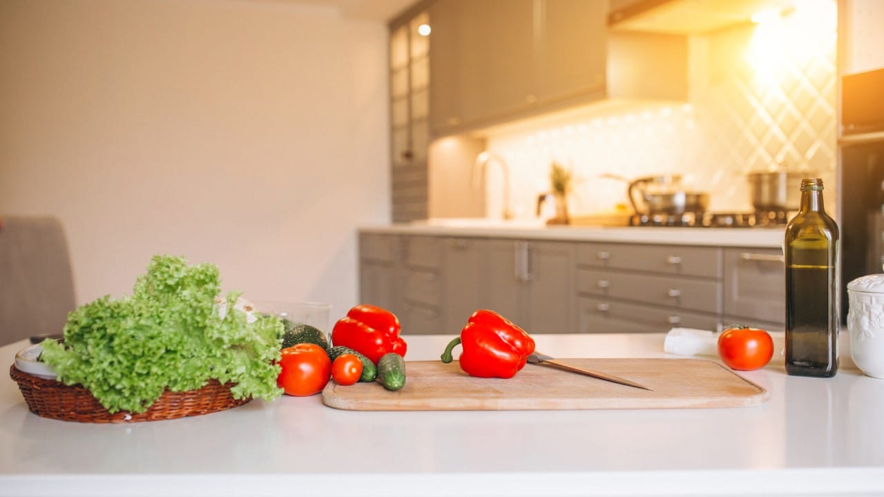 साखरेच्या डब्यात मुंग्या जाणे ही गृहिणींची मोठी समस्या असते. त्यामुळे साखरेच्या किंवा गुळाच्या डब्याला मुंग्या लागू नयेत म्हणून डब्याच्या बाहेरून थोडे तेल लावावे. तेलाच्या चिकटपणामुळे आणि वासामुळे मुंग्या डब्यावर चढत नाहीत.