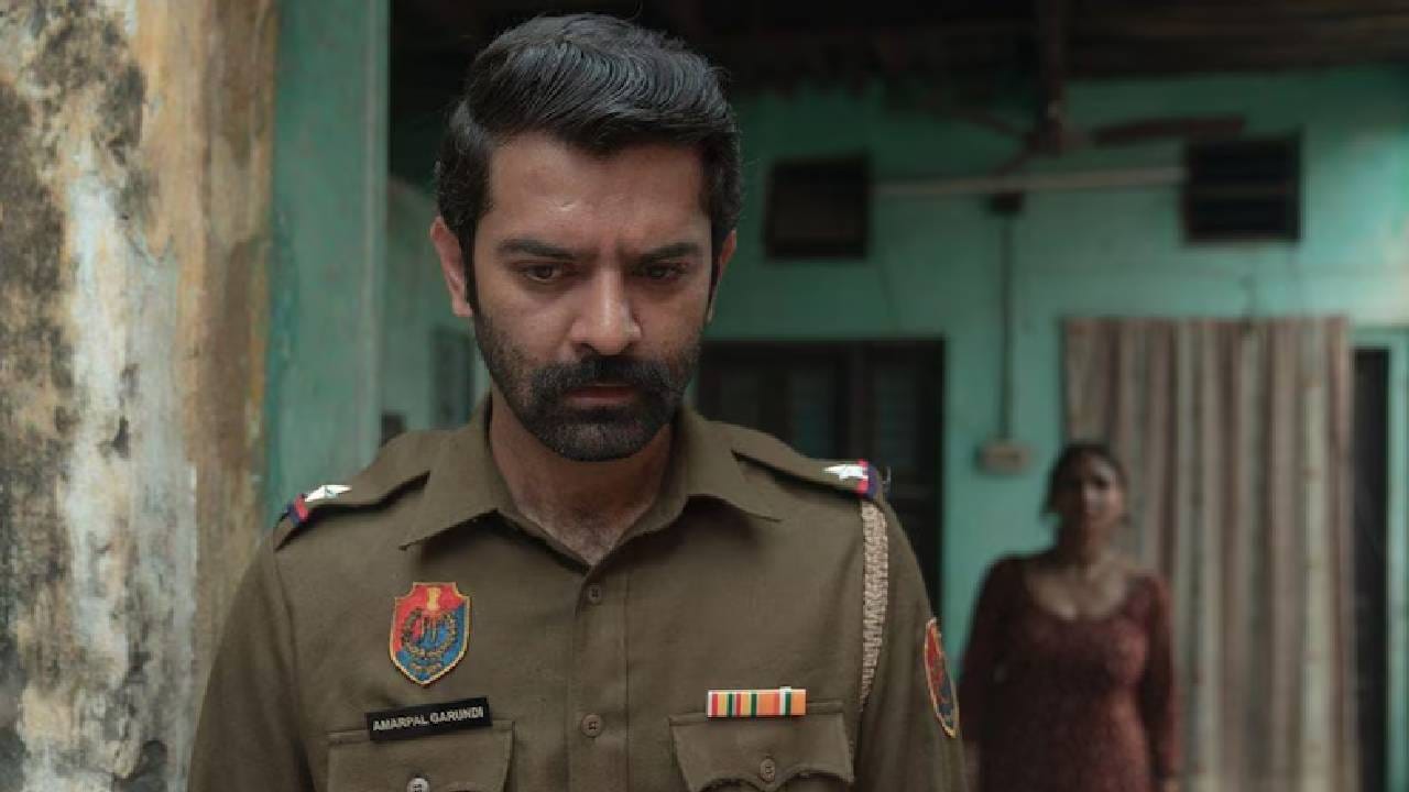 पंजाबमधील एका ग्रामीण भागात घडणारी गूढ रहस्यमयी कथा 'कोहरा'मध्ये दाखवण्यात आली आहे. लग्नाच्या एक दिवस आधी एका अनिवासी भारतीय तरुणाची हत्या होते आणि या हत्येचा तपास दोन पोलीस अधिकारी करत असतात. नेटफ्लिक्सवर ही सीरिज उपलब्ध असून नुकताच त्याचा दुसरा सिझनसुद्धा प्रेक्षकांच्या भेटीला आला आहे. 
